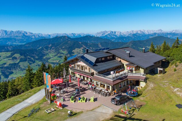 Gemeinsames Mittagessen und gemütliches Besammensein auf der Kogelalm (c) Wagrain24.at