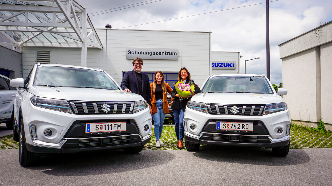 Jeweils ein VITARA für die Krebshilfe Salzburg und Kärnten. V.l.n.r.: Mag. Stephan Spiegel, Geschäftsführer Krebshilfe Salzburg, Theresa Neumann BA MA, Geschäftsführerin Krebshilfe Kärnten, und Mag. Barbara Thun-Hohenstein, Marketing Manager SUZUKI AUSTRIA.