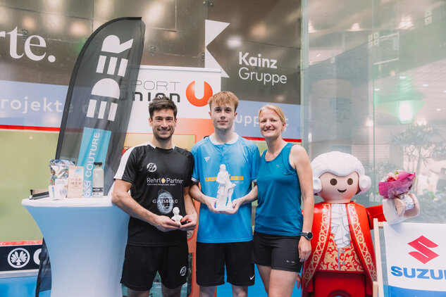 Aqeel Rehmann, Platz 2 und Organisator der Austrian Squash Challenge, Rhys Evans, Gewinner der Mozart Open 2024, und Andrea Zarfl, Direktorin der Landessportorganisation Salzburg (c) Jasmin Walter