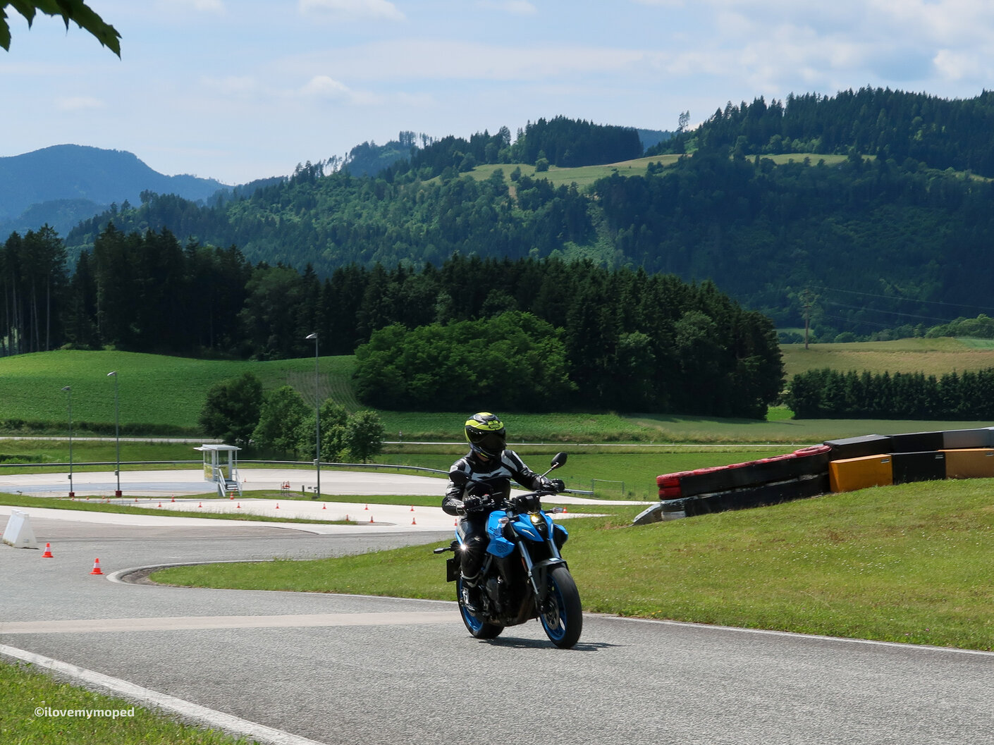 Unterwegs mit der GSX-8S auf dem Testgelände des ÖAMTC Fahrtechnikzentrums St. Veit an der Glan.