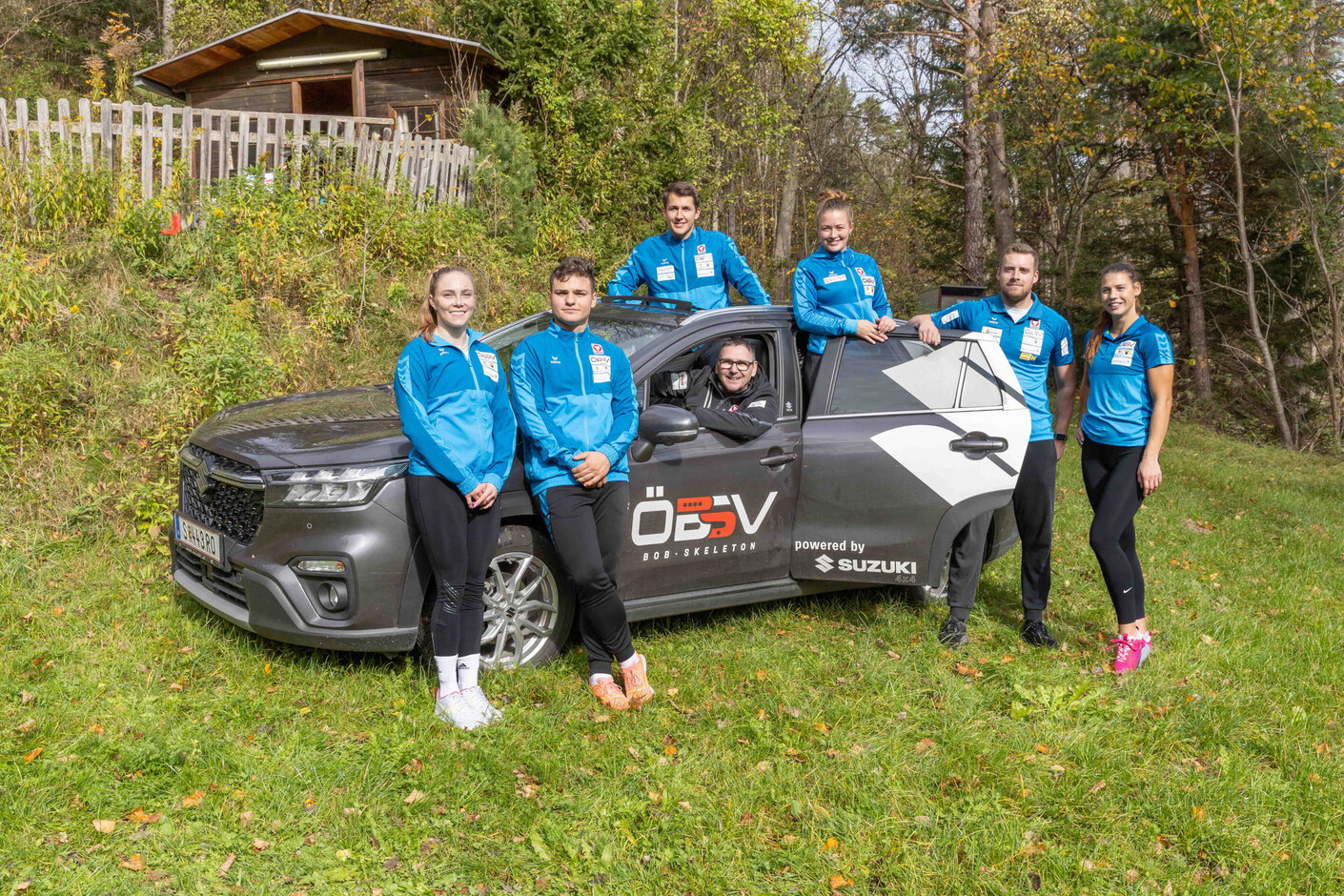 Sicher unterwegs im S-CROSS HYBRID: Die Coaches und das ÖBSV Team sind gut in Lillehammer angekommen. (c) ÖBSV