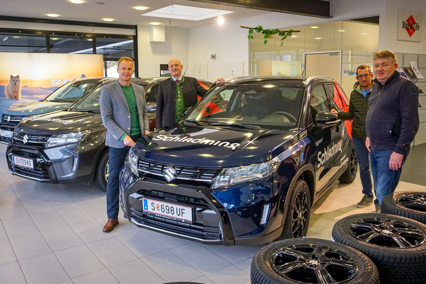 Im Bild v.l.n.r: Roland Pfeiffenberger MBA, Managing Director SUZUKI AUSTRIA, DI Hermann Trinker (Bürgermeister Stadtgemeinde Schladming), Mag. Johannes Leitner (Stadtamtsdirektor Stadtgemeinde Schladming), Andreas Walcher (Geschäftsführer AH Pfleger)