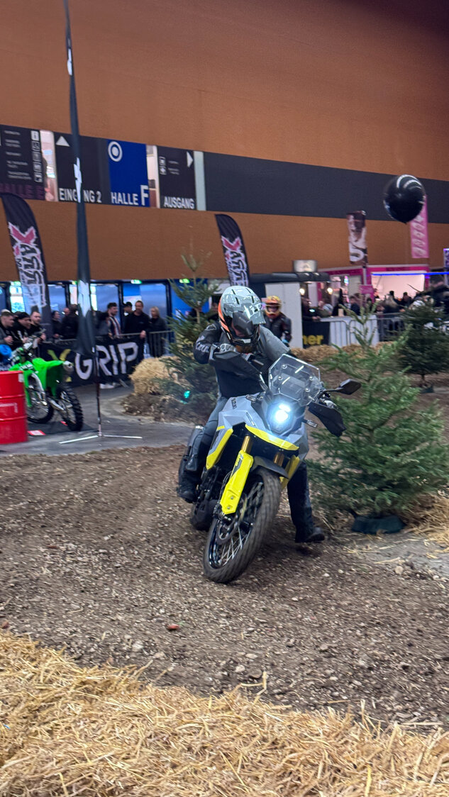 V-STROM 800DE: Peter Bachmann demonstriert, wie gut die Siegerin der Alpenmasters 2023 zu fahren ist.