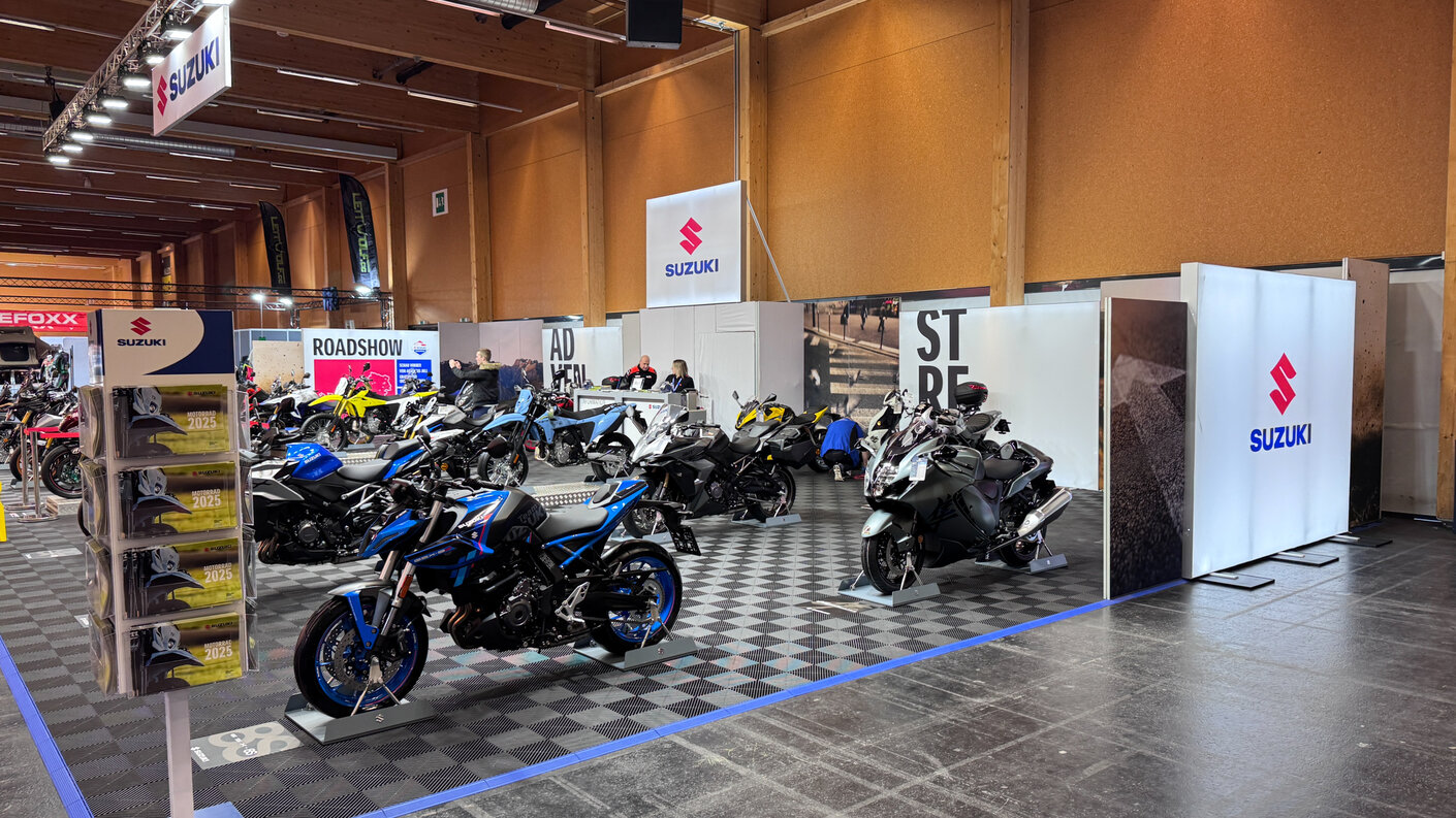 Suzuki Stand kurz vor dem Besucheranstrum auf der moto-austria.