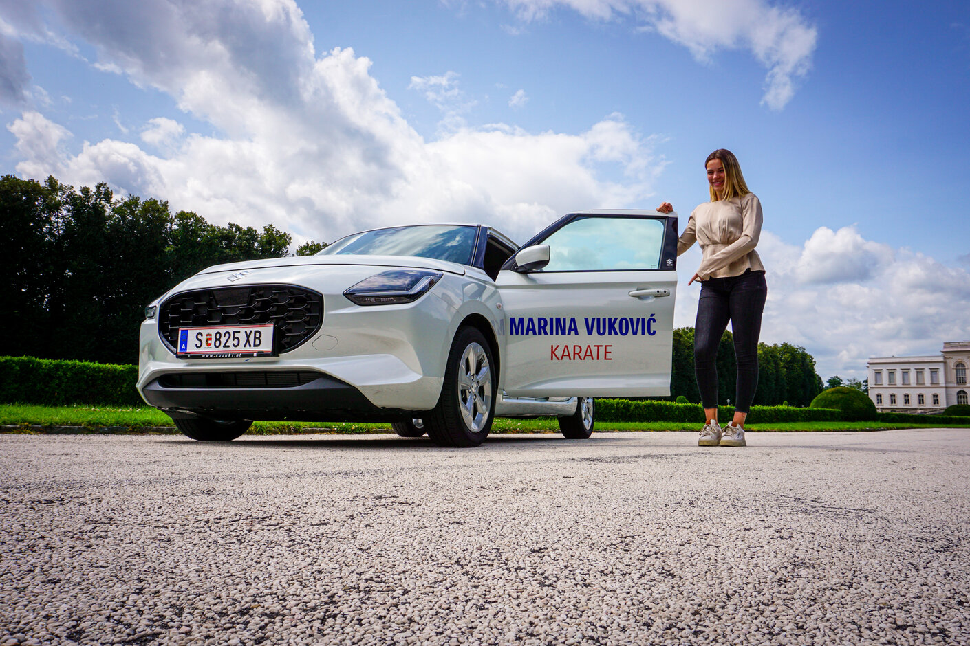 Marina Vukovic freut sich über ihren neuen SWIFT HYBRID.